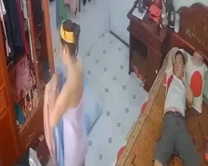 Clip: Chồng sinh lý cao đè vợ ra chịch liên tọi.