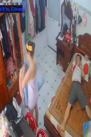  Clip: Chồng sinh lý cao đè vợ ra chịch liên tọi.